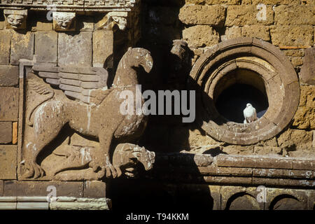 Nemi, l'église Saint Pierre de style roman est le plus important monument de la ville médiévale de la culture étrusque situé dans le centre de l'Ita Banque D'Images