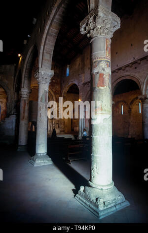 Tuscania, à l'intérieur de l'église Saint Pierre de style roman est le plus important monument de la ville médiévale de la culture étrusque située au c Banque D'Images