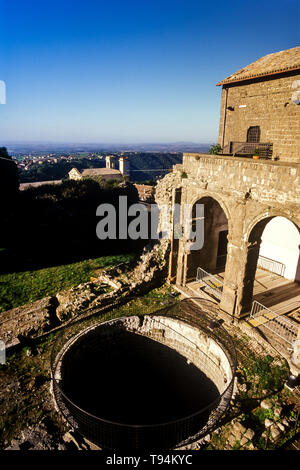 Nemi, l'église Saint Pierre de style roman est le plus important monument de la ville médiévale de la culture étrusque situé dans le centre de l'Ita Banque D'Images