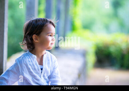 Petite fille avec une chemise blanche s'amusant Banque D'Images