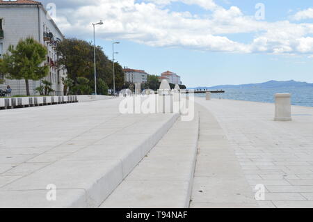 Le coût de la mer Adriatique, célèbre vue costal à Zadar centar - Riva Banque D'Images