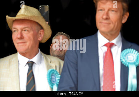 Brexit Partie président Richard Tice (à droite) avec Edmund candidat Fordham (à gauche) et propriétaire de cabane à sucre Michael Norcross (centre), au cours de leur campagne électorale européenne trail, à la Cabane à sucre dans la région de Brentwood, Essex. Banque D'Images