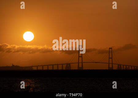 La grande ceinture east Bridge au lever du soleil, au Danemark Banque D'Images