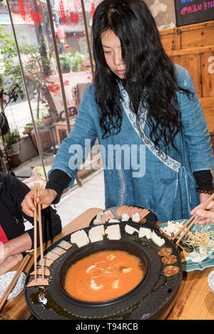 Hot Pot Restaurant à Chengdu, Sichuan, Chine. La nourriture est cuite dans un bouillon à la table Banque D'Images