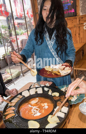 Hot Pot Restaurant à Chengdu, Sichuan, Chine. La nourriture est cuite dans un bouillon à la table Banque D'Images