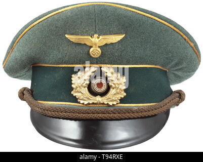 Un bouchon de pare-soleil pour les généraux de l'armée de l'exemple personnel du Général d'Infanterie Kurt von der Chevallerie (1891 - 1945) fait de fleur de laine grise sur le terrain, bande de garniture vert foncé, or cellon piping (une région avec un minimum d'espèce de traces), menthe-revêtement intérieur de couleur (un peu sale), en dessous du couvercle du trapèze en relief argent bouilloire 'Erel Berlin Sonderklasse Privat', la lumière en cuir brun sweatband de même avec bouilloire d'estampillage 'Erel'. Insigne de l'aluminium doré (la cocarde avec grille de ventilation), golden général pour l'alimentation (terni). En plus d'un certain nombre d'autres prix, v, Editorial-Use-seulement Banque D'Images