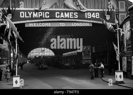 Image réalisée à partir d'un négatif noir et blanc en août 1948 à l'extérieur de la gare de Paddington, Londres Banque D'Images