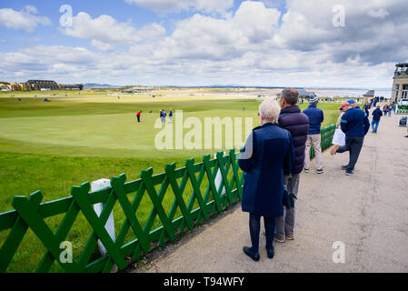 Les golfeurs jouent le 18ème green du Royal and Ancient Golf Club de St Andrews en Ecosse, Royaume-Uni. Le club, l'un des plus anciens et des plus célèbres dans le monde Banque D'Images