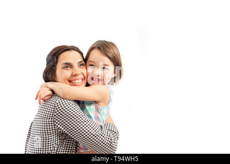 Portrait of happy fille embrasse sa mère, isolé sur fond blanc Banque D'Images