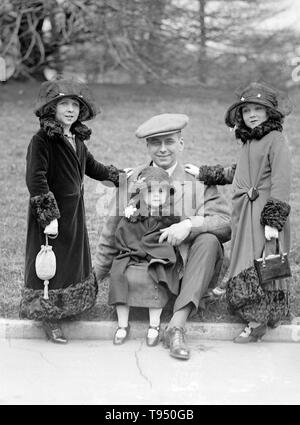 Intitulé : 'Roland Robbins, manager de B.F. Keith's Theatre accompagné ces petites gens à la Maison Blanche. Ils ont paru dans presque tous les pays du monde.' Singer Midgets étaient un groupe de variétés populaires dans la première moitié du xxe siècle. Leopold von Singer (3 mai 1877 - 5 mars 1951) du chanteur formé Midgets en 1912-1913, et a construit le Liliputstadt, une 'midget' ville à la "Venise à Vienne' amusement park, où ils ont. Banque D'Images