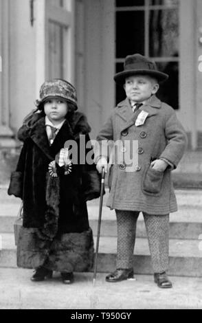 "La première tournée organisée Coolidge Marching Club de travailler en vue de la nomination du président vient à Washington dimanche matin. Il est composé de 25 pays de l'midgets, dirigé par I.S. Rose, New Englander et impresario. Les boutons et les rubans d'usure midgets sur lequel est inscrit Coolidge 1925 Midget.' est un terme pour une personne de la très petite taille qui est considéré par certains comme péjoratif. Banque D'Images