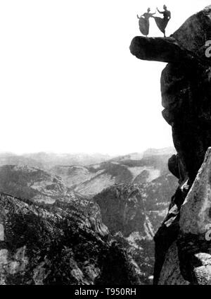 Deux jeunes femmes pour approfondir leurs talons jusqu'au sommet de Glacier Point. Les femmes ont été Kitty Tatch et Katherine Hazelston, serveuses au Yosemite National Park hôtels. Glacier Point est un point au-dessus de la vallée Yosemite, en Californie, États-Unis. Il est situé sur le mur sud de la vallée Yosemite, à une altitude de 7 214 pieds. Le point offre une vue superbe sur plusieurs de Yosemite National Park est bien connue comme la vallée Yosemite, Yosemite Falls, demi-dôme, Automne, Nevada Vernal Fall, et les nuages se reposer. Photographié par George Fiske, 1890. Banque D'Images