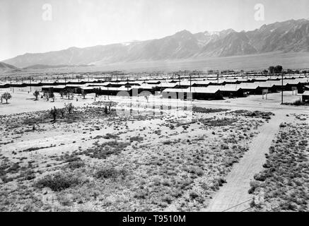 Intitulé : 'anzanar à partir de la tour de garde, la chaleur d'été, voir SW, Manzanar Relocation Center.' l'internement des Américains d'origine japonaise pendant la DEUXIÈME GUERRE MONDIALE ont la réinstallation forcée et d'incarcération dans des camps de 110,000-120 000 personnes d'origine japonaise (62  % des internés étaient citoyens américains) commandé par le président Roosevelt peu après le Japon attaque sur Pearl Harbor. Américains ont été incarcérés en se fondant sur les concentrations de population locale et la politique régionale. Banque D'Images