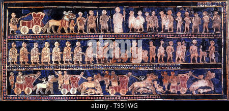 Le niveau de l'Ur provient de l'ancienne ville d'Ur (l'Iraq moderne au sud de Bagdad). Il date du début de période dynastique et est 4 600 ans. La norme a été probablement construit sous la forme d'une boîte de bois creux avec des scènes de guerre et de paix représenté sur chaque côté par des mosaïques incrustées. Bien qu'interprété comme une norme par son découvreur, son but original demeure énigmatique. Banque D'Images
