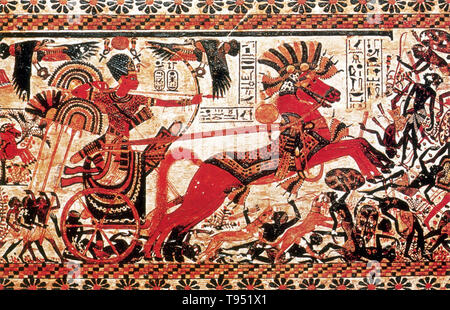 Détail de poitrine décoré de panneaux représentant Toutankhamon dans son char attaquant nubiens. Toutânkhamon était un pharaon égyptien de la xviiie dynastie (1332 à 1323 av. J.-C. a), pendant la période connue comme le nouveau royaume. Il était le fils d'Akhénaton et l'une des sœurs d'Akhenaton. Il est monté sur le trône en 1333 avant J.-C., à l'âge de neuf ou dix, prenant le nom du trône de Nebkhéperourê. Lorsqu'il devint roi, il épouse sa demi-sœur, Ankhesenpaaten, qui plus tard a changé son nom à Ankhesenamun. Banque D'Images