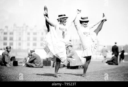 Intitulé : 'aybell Meek et Gladys Moore de 'Midnight Fils, posant ensemble sur terrain de balle au cours de plastiscines avantage. The Midnight Sons est une comédie musicale américaine de 1909 qui était populaire dès sa publication. La musique était par Raymond Hubbell avec un livre par Glen MacDonough. Ouverture le 22 mai 1909, elle a fonctionné pendant 257 représentations à l'ancien théâtre de Broadway à New York City. Bain News Service, 1909. Banque D'Images