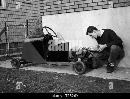 Intitulé : 'construit propre bagnole.' Trente dollars était tout cela coûte-t-il Robert Preston, 16 ans senior high school, à bâtir cette midget automobile. Pesant environ 250 livres, la bagnole est alimenté par un moteur de machine à laver de 3 à 4 chevaux et a une vitesse maximale de 20 mi/h. Tags son permis pour cette année coûte 32 ¢. Washington, D.C. Photographié par Harris et Ewing, 2 février 1939. Banque D'Images