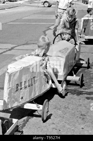 Intitulé : 'Entrants en course auto soapbox pendant juillet 4ème célébration à Salisbury, Maryland.' La boîte à savon est un programme de course voiture soapbox jeunesse qui a été exécuté aux États-Unis depuis 1934. Finale du Championnat du monde ont lieu chaque juillet à Derby Downs à Akron, Ohio. Voitures concurrentes dans ce travail et d'autres événements ne sont pas sur secteur, totalement confiance à la gravité pour se déplacer. Banque D'Images