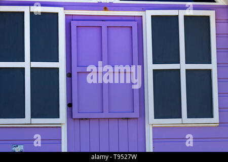 Détail d'un coloré violet vif Beach Hut sur Westward Ho mer et donnant sur la plage et l'estuaire de Torridge. Westward Ho !, Devon, Angleterre. Banque D'Images