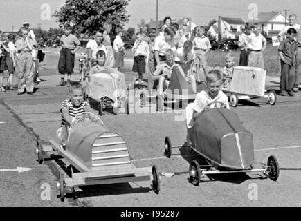 Intitulé : "Les gagnants de la course automobile en juillet soapbox 4e célébration à Salisbury, Maryland.' La boîte à savon est un programme de course voiture soapbox jeunesse qui a été exécuté aux États-Unis depuis 1934. Finale du Championnat du monde ont lieu chaque juillet à Derby Downs à Akron, Ohio. Voitures concurrentes dans ce travail et d'autres événements ne sont pas sur secteur, totalement confiance à la gravité pour se déplacer. Banque D'Images