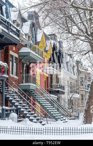 Portrait photo de maisons colorées dans un quartier calme après une tempête. Tourné près de Square Saint-Louis, Plateau Mont-Royal, Montréal, Québec, Canada Banque D'Images