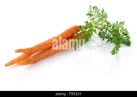 Carottes fraîches avec des feuilles isolées sur fond blanc Banque D'Images