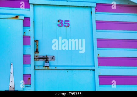 Détail d'une couleur turquoise et violet lumineux Beach Hut sur Westward Ho mer et donnant sur la plage et l'estuaire de Torridge. Westward Ho !, Devon, Banque D'Images