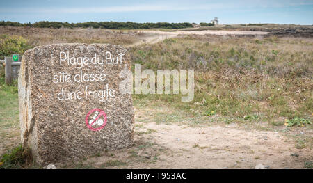 Mais plage, classé dune délicate - peint sur un rocher, ce qui indique un chemin de randonnée le long de l'Océan Atlantique sur l'île d'Yeu Banque D'Images