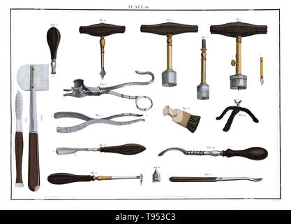 Différents types de trephines, forceps, un ressort, un raspatory lenticulaires, et un scalpel, utilisé pour trepanning. Trepanning est une intervention chirurgicale dans laquelle un trou est percé ou en grattant le crâne humain, exposant la dure-mère pour traiter les problèmes de santé liés à des maladies intracrâniennes. Les peintures rupestres montrent que les gens croyait que la pratique serait de guérir l'épilepsie, les migraines, les troubles mentaux et l'os qui a été trepanned a été maintenu comme un charme pour garder les mauvais esprits. Banque D'Images
