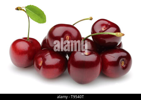 Cerises rouges mûres avec des feuilles vertes isolé sur fond blanc Banque D'Images