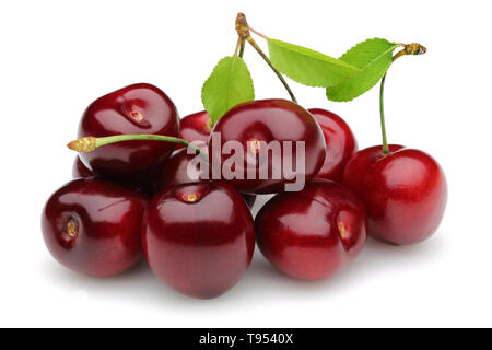 Cerises rouges mûres avec des feuilles vertes isolé sur fond blanc Banque D'Images