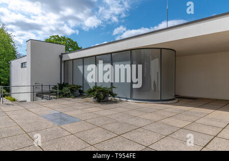 La grande entrée de verre courbé à la Villa Tugendhat à Brno en République tchèque. Conçu par l'architecte Mies van der Rohe. Terminé en 1930. Banque D'Images