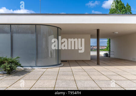 La grande entrée de verre courbé à la Villa Tugendhat à Brno en République tchèque. Conçu par l'architecte Mies van der Rohe. Terminé en 1930. Banque D'Images