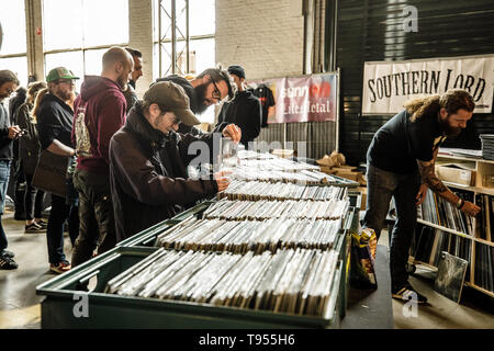 Pays-bas, Tilburg - Avril 11, 2019. Un festival goer poster of a Girl est les enregistrements lors du Dutch metal festival Roadburn Festival 2019 à Tilburg. (Photo crédit : Gonzales Photo - Peter Troest). Banque D'Images