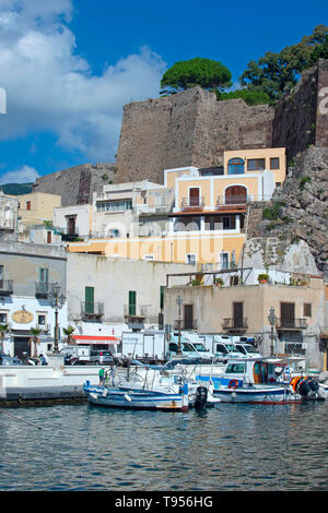   Toutes les images des bateaux de pêche à Marina Corta, ville de Lipari, l'île de Lipari, iles Eoliennes, Patrimoine Mondial de l'UNESCO Banque D'Images