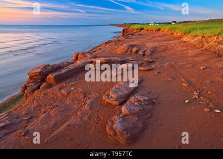 Sable rouge et bluffs le long du détroit de Northumberland Campbelton Prince Edward Island Canada Banque D'Images