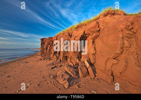 Sable rouge et bluffs le long du détroit de Northumberland Campbelton Prince Edward Island Canada Banque D'Images