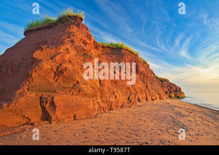 Sable rouge et bluffs le long du détroit de Northumberland Campbelton Prince Edward Island Canada Banque D'Images