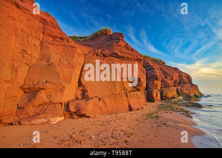 Sable rouge et bluffs le long du détroit de Northumberland Campbelton Prince Edward Island Canada Banque D'Images