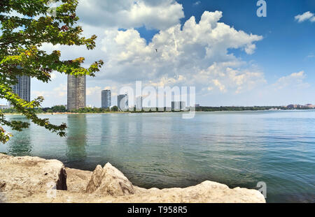 Waterfront skyline avec la construction de hauts immeubles résidentiels on blue sky Banque D'Images