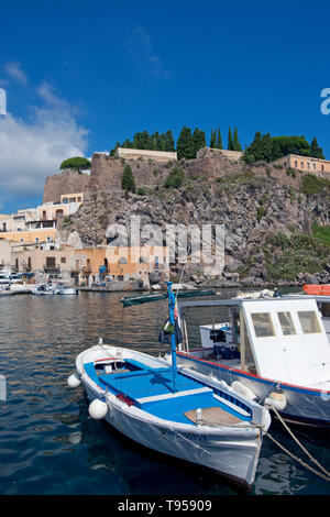   Toutes les images des bateaux de pêche à Marina Corta, ville de Lipari, l'île de Lipari, iles Eoliennes, Patrimoine Mondial de l'UNESCO Banque D'Images