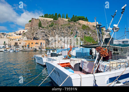   Toutes les images des bateaux de pêche à Marina Corta, ville de Lipari, l'île de Lipari, iles Eoliennes, Patrimoine Mondial de l'UNESCO Banque D'Images