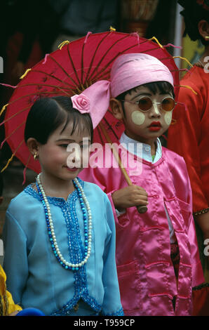 Le Myanmar. Namhkam. Les enfants de la tribu de Shan. Garçon et fille couple. Banque D'Images