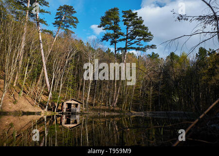 Lac de la forêt avec maison de pêcheur sur la rive. Nature paysage russe. Lac Karagol en Crimée, Ai petri road, Yalta Banque D'Images