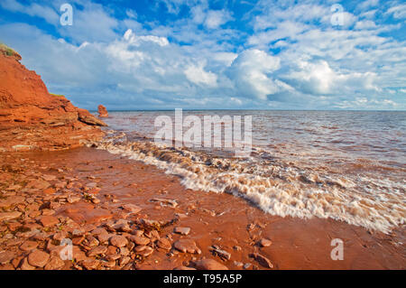 Les falaises en grès rouge le long du golfe du Saint-Laurent. SIte de l'éléphant reste d 'Rock'. Cap Nord Prince Edward Island Canada Banque D'Images