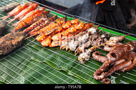 Assortiment de fruits de mer grillés portant sur le comptoir de marché. Le principal marché aux poissons de Kota Kinabalu, Malaisie Banque D'Images