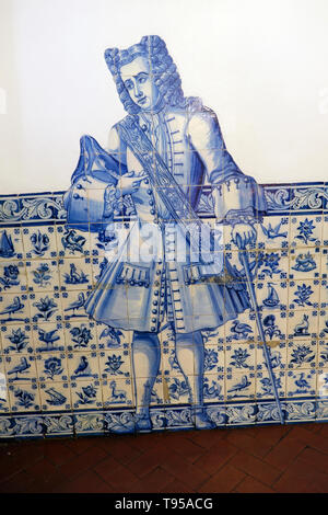 Pasteis de Belem shop intérieur avec une illustration de la figure masculine historique et azulejos sur mur à Belem Lisbonne, Portugal, Europe KATHY DEWITT Banque D'Images