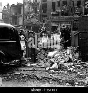 La Seconde Guerre mondiale air raid victime sauvée des bâtiment bombardé pendant le Blitz d'Angleterre septembre 1940 Banque D'Images