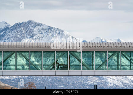 Skyway entre les bâtiments avec vue sur montagne et ciel nuageux en hiver Banque D'Images