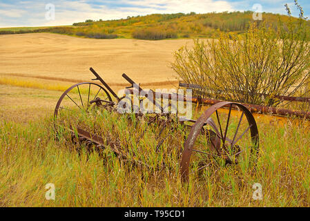 Le tracteur et le vieux outils agricoles sur l'homestead Baljennie Saskatchewan Canada Banque D'Images